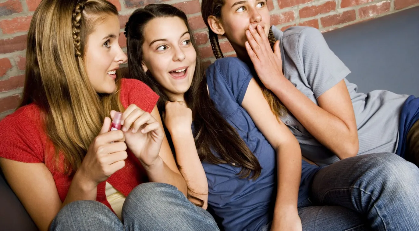 صورة لوقوع المراهقات عرضة للتأثيرات خارجية