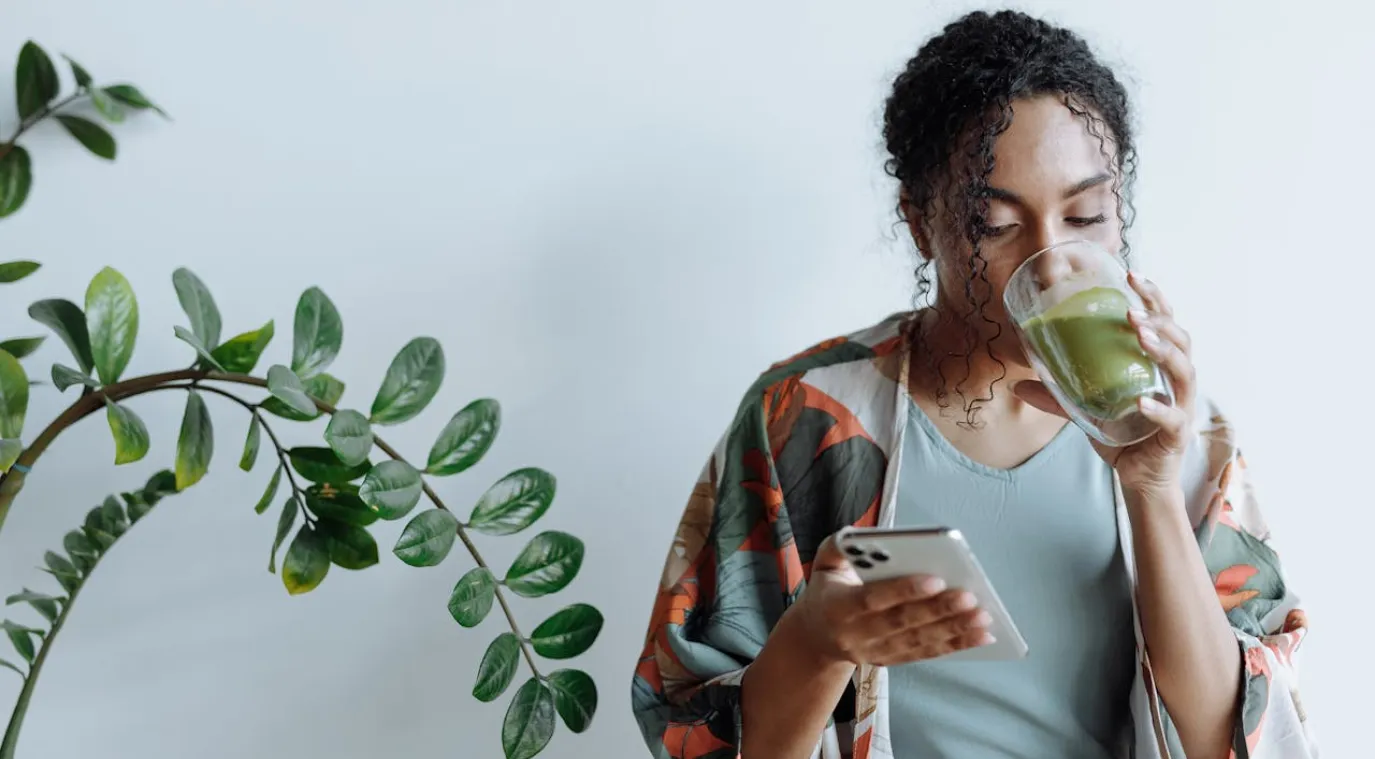 امرأة تتناول الماتشا- المصدر: pexels-thirdman