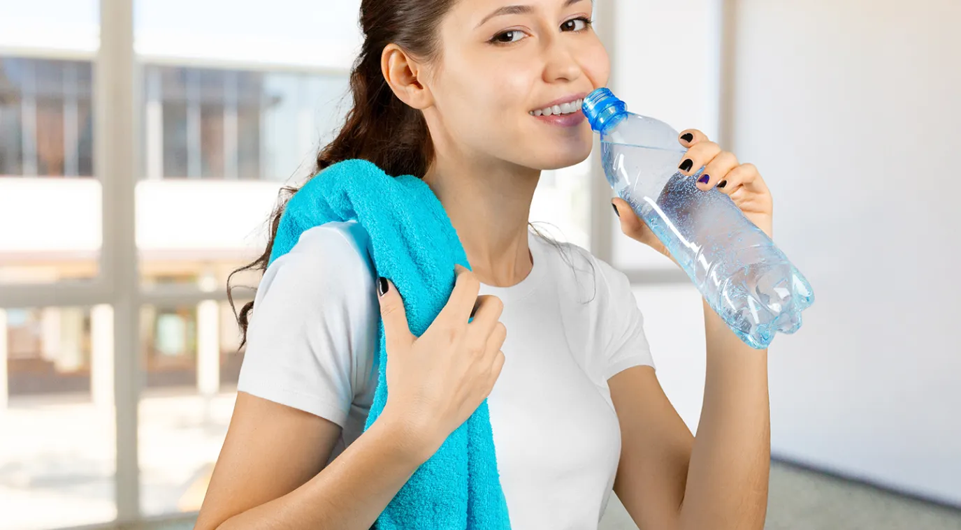 سيدة تشرب الماء فور الاستيقاظ -المصدر: Image by fabrikasimf on Freepik