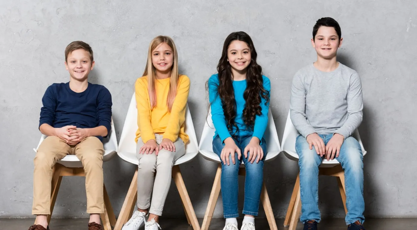 صورة لعدد من المراهقين والمراهقات