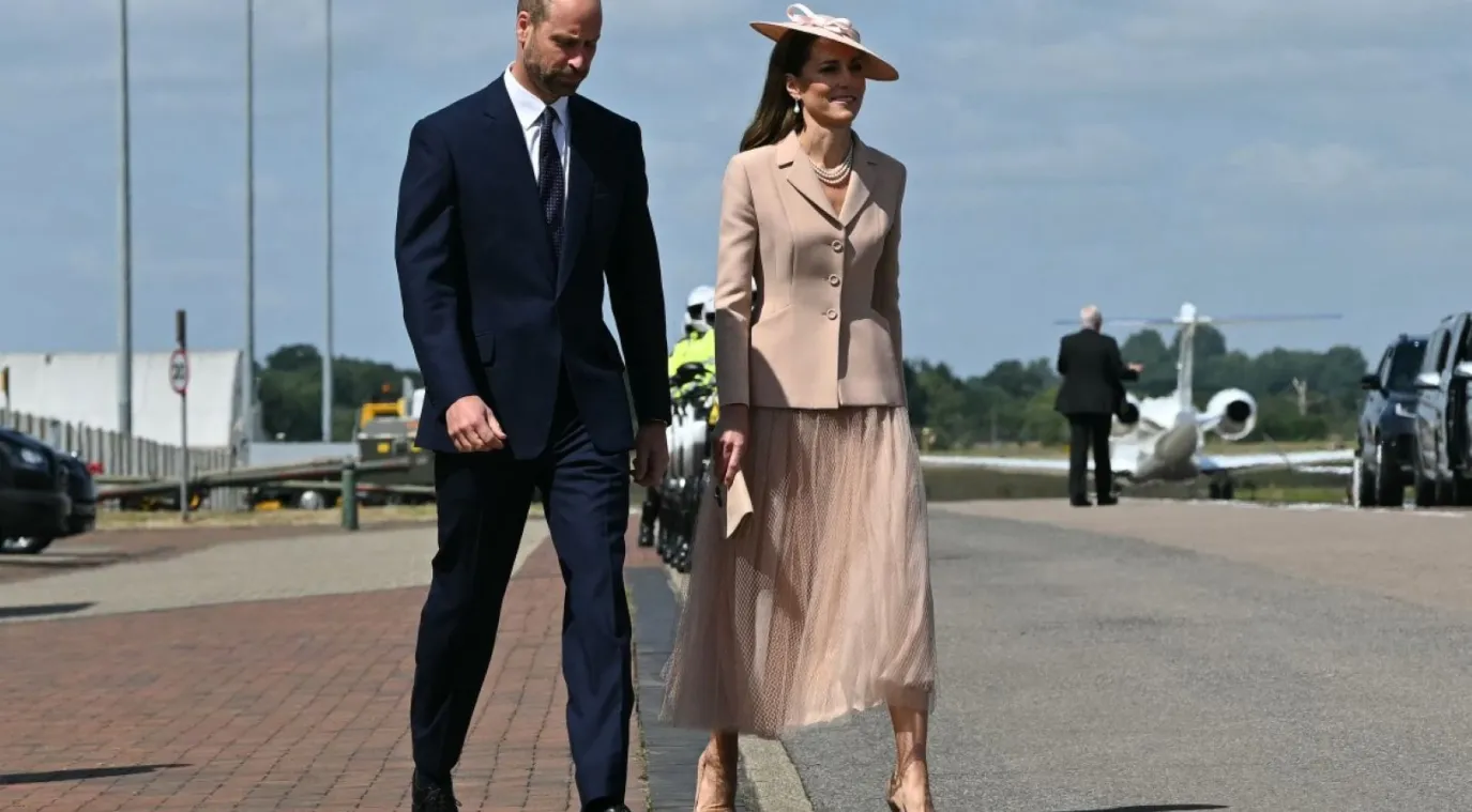 الأمير وليام وأميرة ويلز كيت ميدلتون في قاعدة نورثولت الجوية الملكية Prince William and Catherine Middleton- (مصدر الصورة: JUSTIN TALLIS / POOL / AFP)