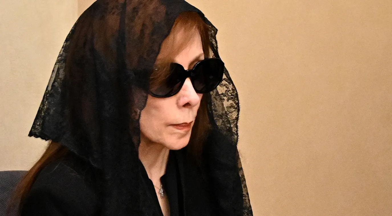 فيروز تتلقى التعازي خلال جنازة ابنها زياد الرحباني، في كنيسة رقاد السيدة العذراء الأرثوذكسية اليونانية في بكفيا بجبل لبنان، شمال شرق بيروت.  Fairuz receives condolences during the funeral of her son Ziad Rahbani, at Mhaidseh's Greek Orthodox Church of Dormition in Bikfaya in Mount Lebanon, north east of Beirut مصدر الصورة: (Photo by Fadel ITANI / AFP)