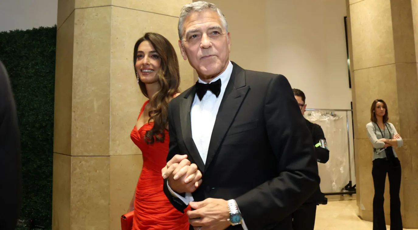 جورج كلوني George Clooney وزوجته أمل كلوني Amal Clooney في حفل توزيع جوائز غولدن غلوب 2026. مصدر الصورة: VALERIE MACON / AFP