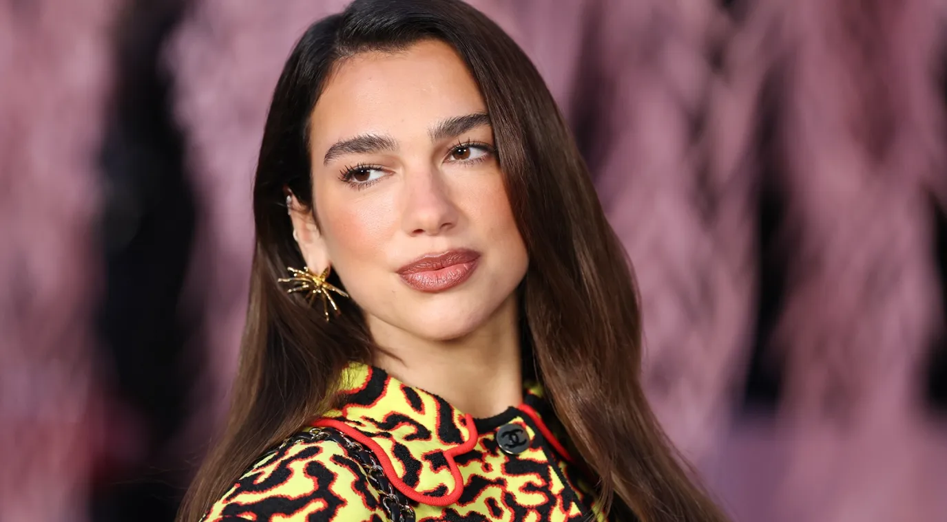 دوا ليبا Dua Lipa في أسبوع الموضة في باريس- مصدر الصورة  Stephane Cardinale - Corbis/Corbis via Getty Images)
