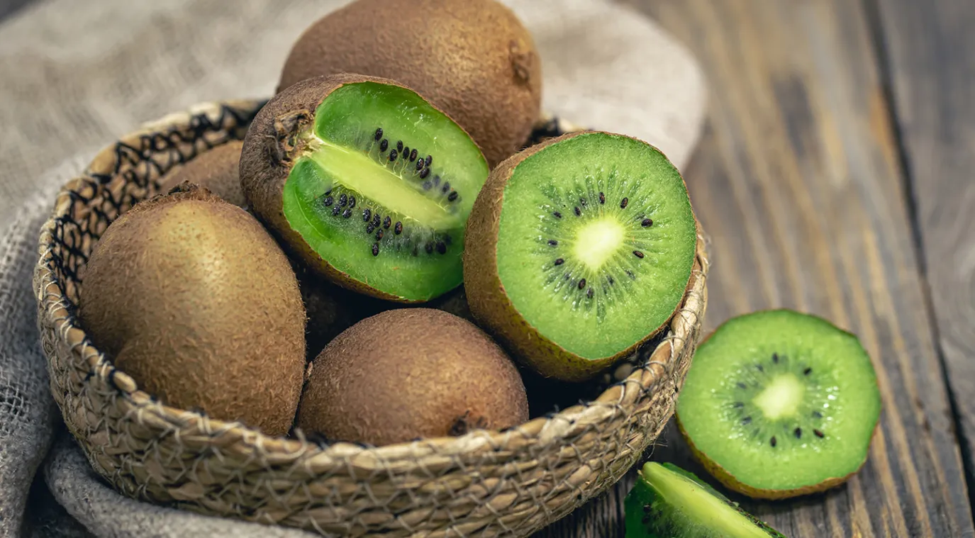 فوائد لم تكوني تعرفينها عن الكيوي للجهاز الهضمي- المصدر - Image by pvproductions on Freepik