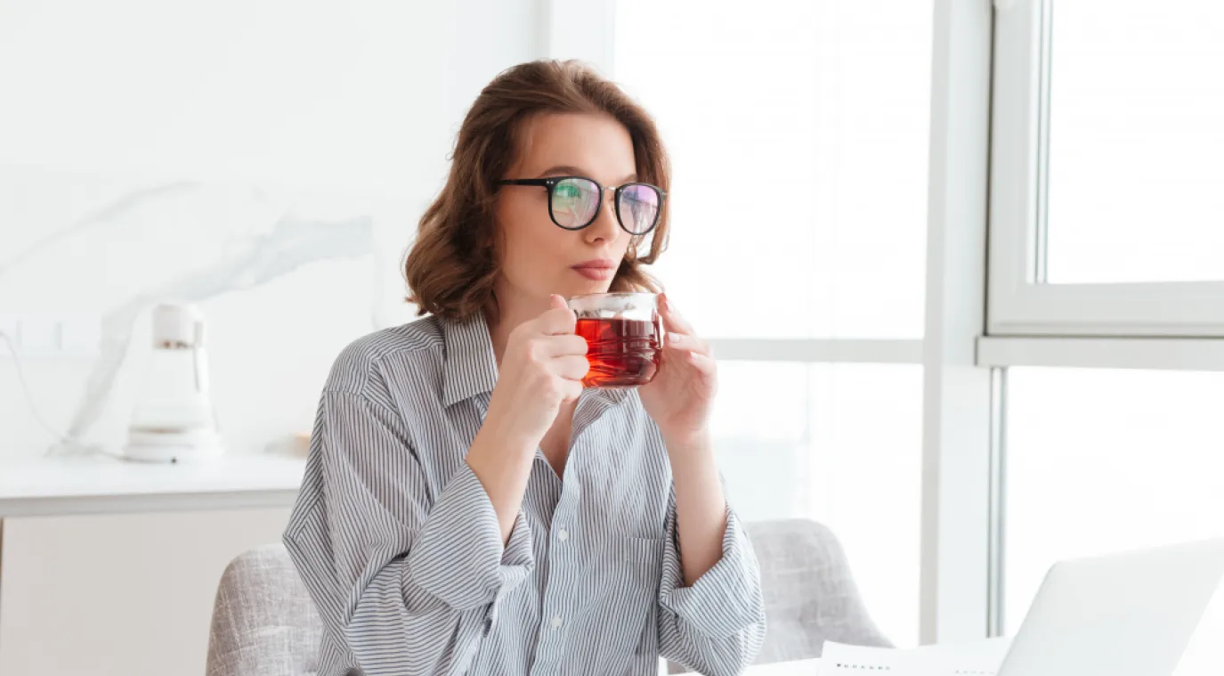 سيدة تتناول الشاي الأسود- المصدر freepik