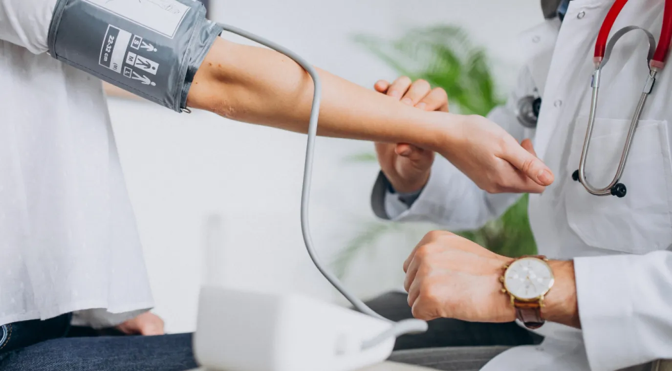 قياس ضغط الدم- المصدر freepik
