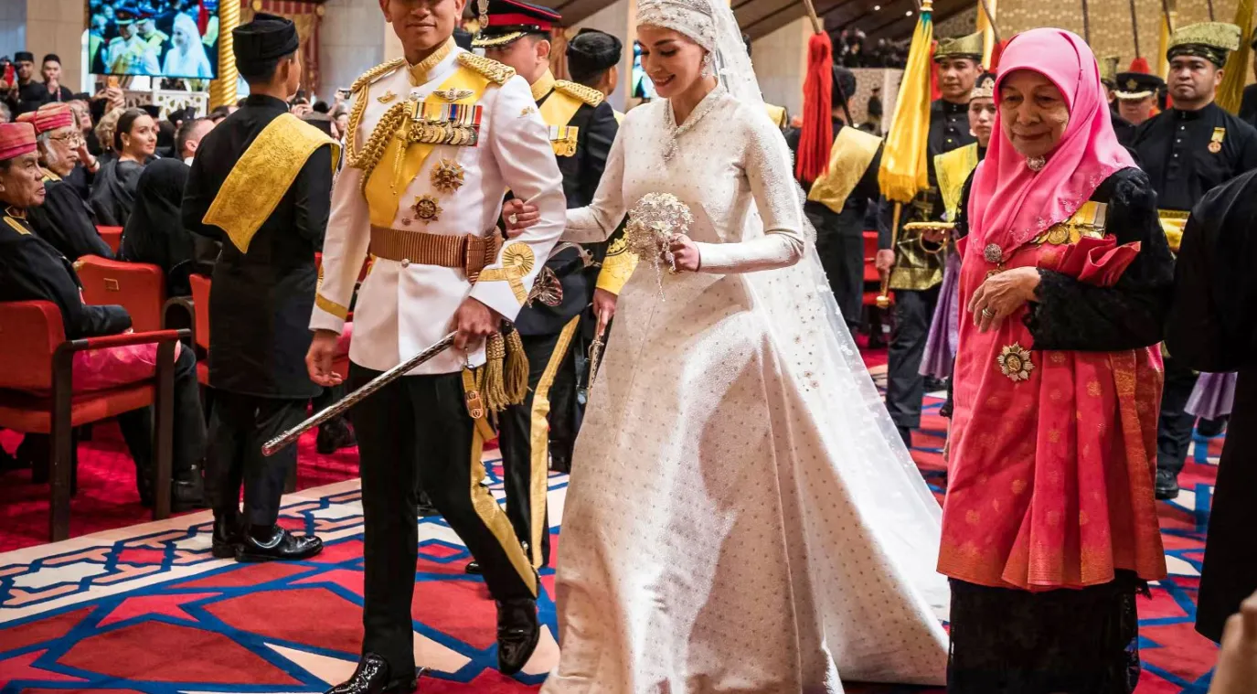 الأمير عبد المتين وأنيشا روزناه في إستانا نور الإيمان في عاصمة بروناي بندر سيري بيغاوان (Prince Abdul Mateen and Anisha Rosnah at Istana Nurul Iman in Brunei's capital Bandar Seri Begawan). مصدر الصورة: IQBAL DATO HJ SELAMAT / AFP