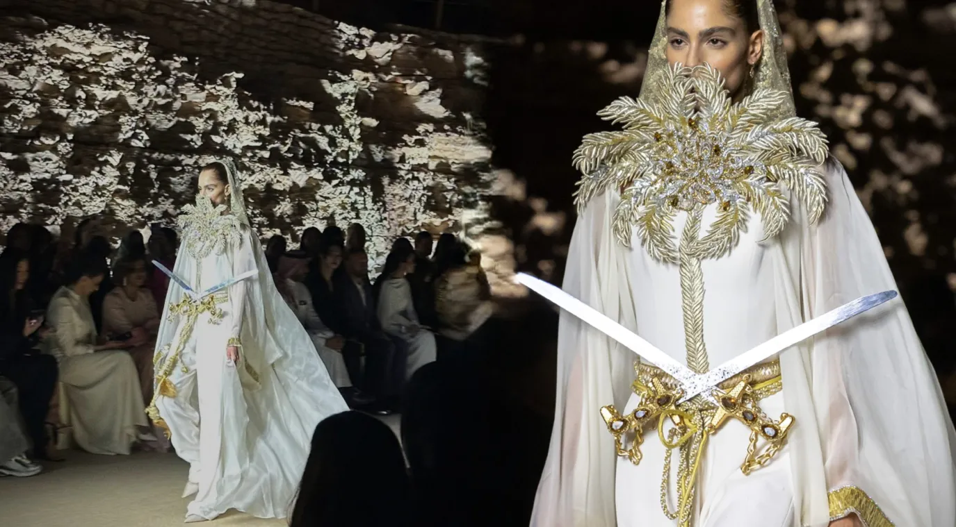 زي من دار عدنان أكبر- الصور من المركز الإعلامي لأسبوع الأزياء في الرياض 