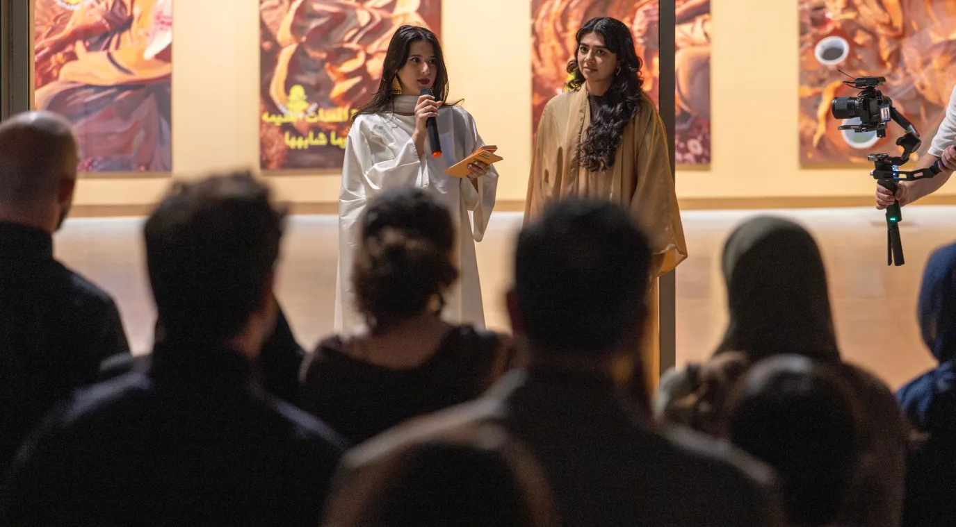 الفنانة عهد العمودي على اليسار وبجوارها القيّمة أمل العلي في افتتاح معرض عهد العمودي: قبلة شمس (الصورة من مؤسسة الشارقة للفنون)