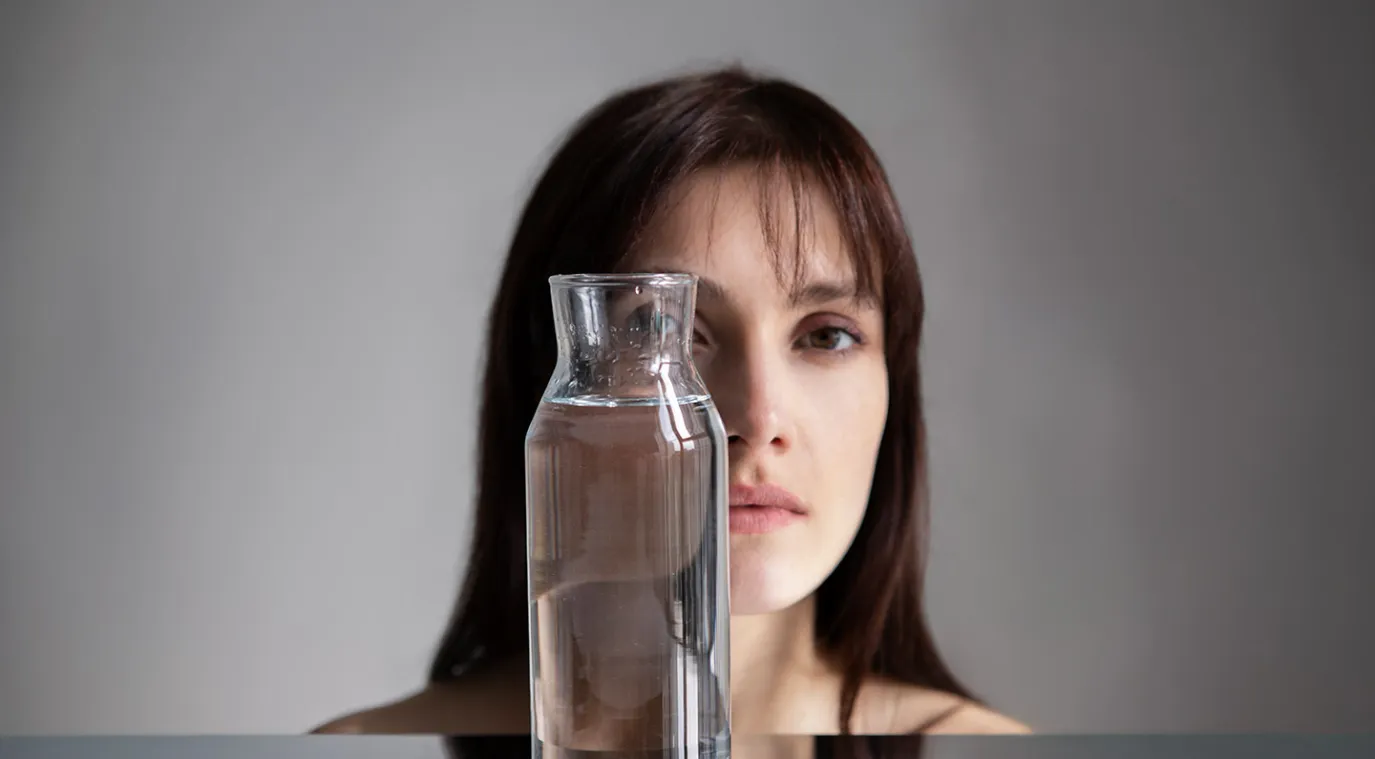 كيف تحمين نفسكِ من الجفاف ونقص السوائل؟- المصدر Image By Freepik