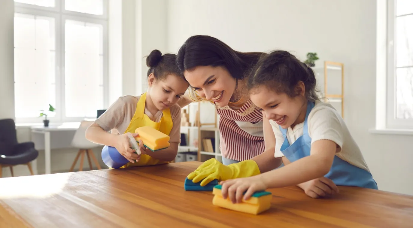 صورة لأم تدرب طفليها على التعاون