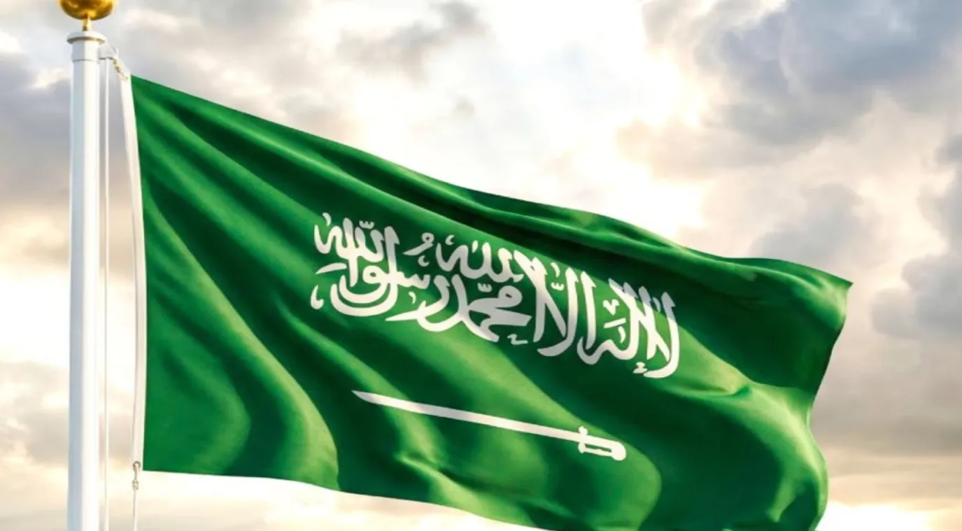 أمانة العاصمة المقدسة تُركّب أعلى سارية للعلم السعودي بمكة المكرمة بارتفاع يتجاوز 80 مترًا احتفاءً بيوم العلم