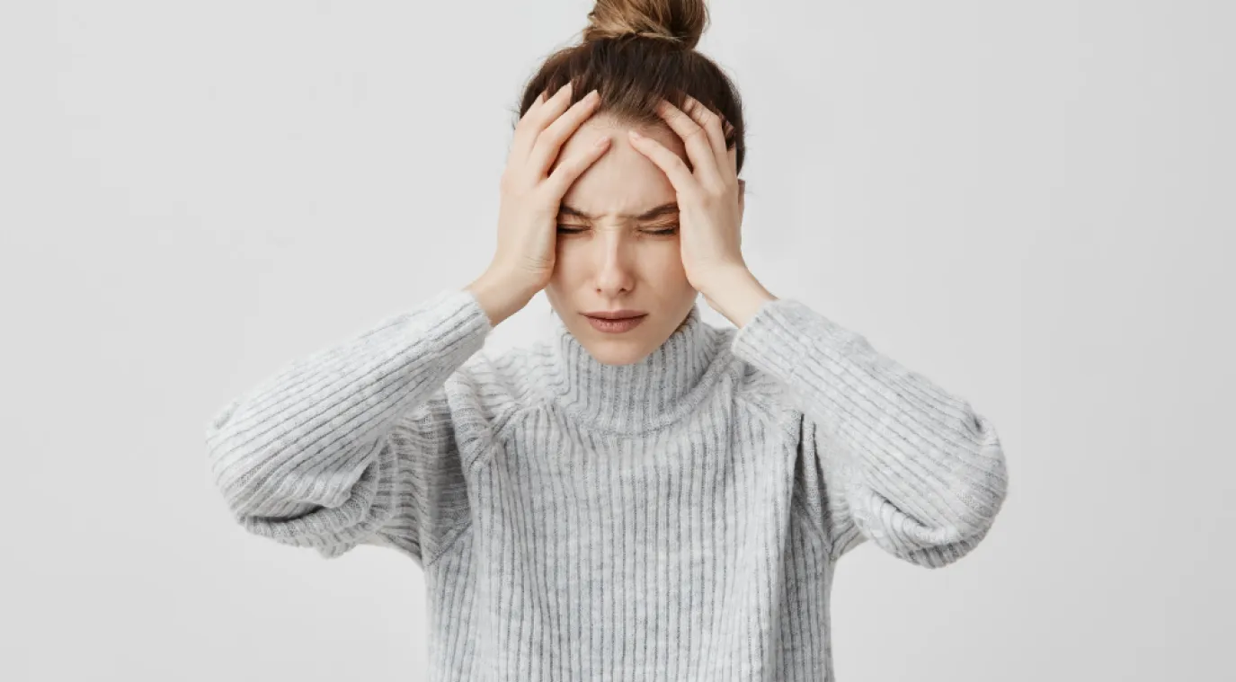 امرأة تشعر بألم في رأسها بسبب التوتر- المصدر freepik