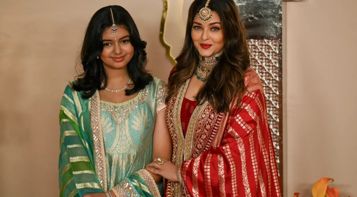 آيشواريا رايي وابنتها آراديا في حفل أنانت أمبابي Aishwarya Rai Bachchan (R) poses with her daughter Aaradhya as they arrive to attend the wedding ceremony of Anant Ambani- مصدر الصورة PUNIT PARANJPE/AFP