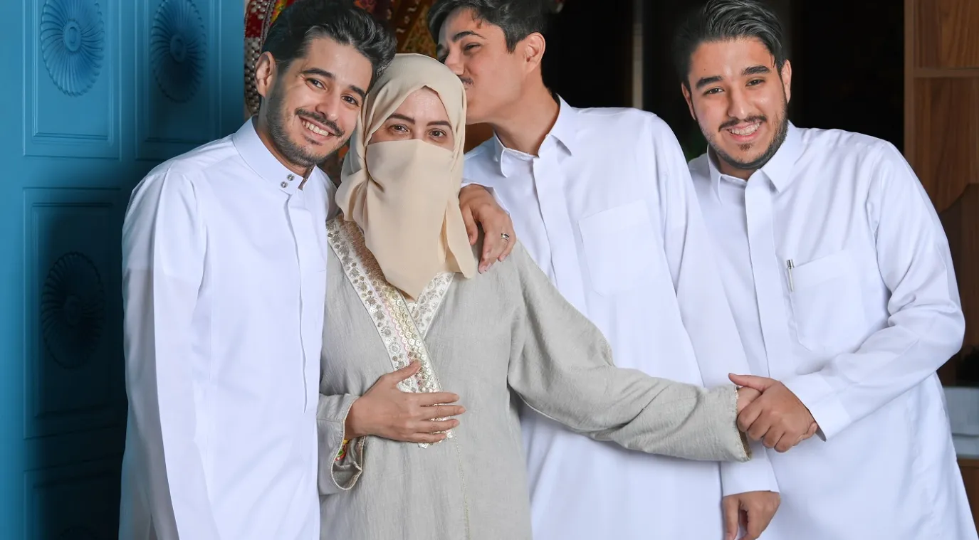 الشيف عزيزة مع ثلاثة من أبنائها: د. محمد، د. ماجد، د. أنس