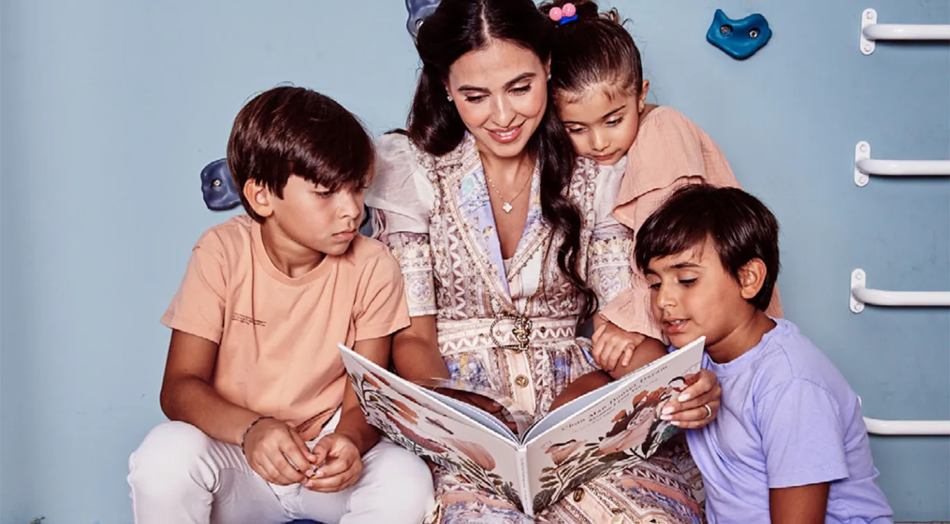 سيدة الأعمال السودانية زينة عبدالله وأطفالها - تصوير | جيريمي زيسينغر Jeremy Zaessinger - التاريخ | نوفمبر 2023 - العدد | 2219