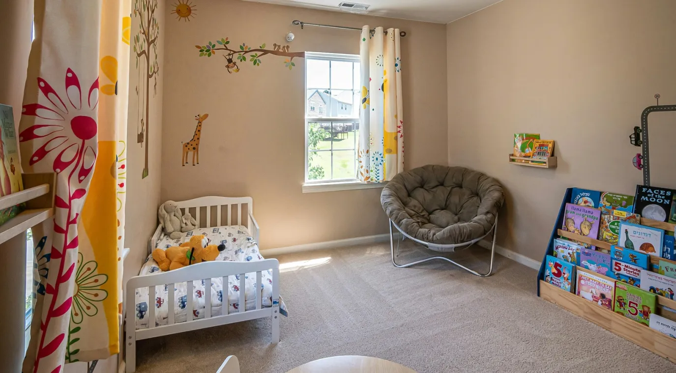 غرفة نوم لطفل تتضمن مكتبة