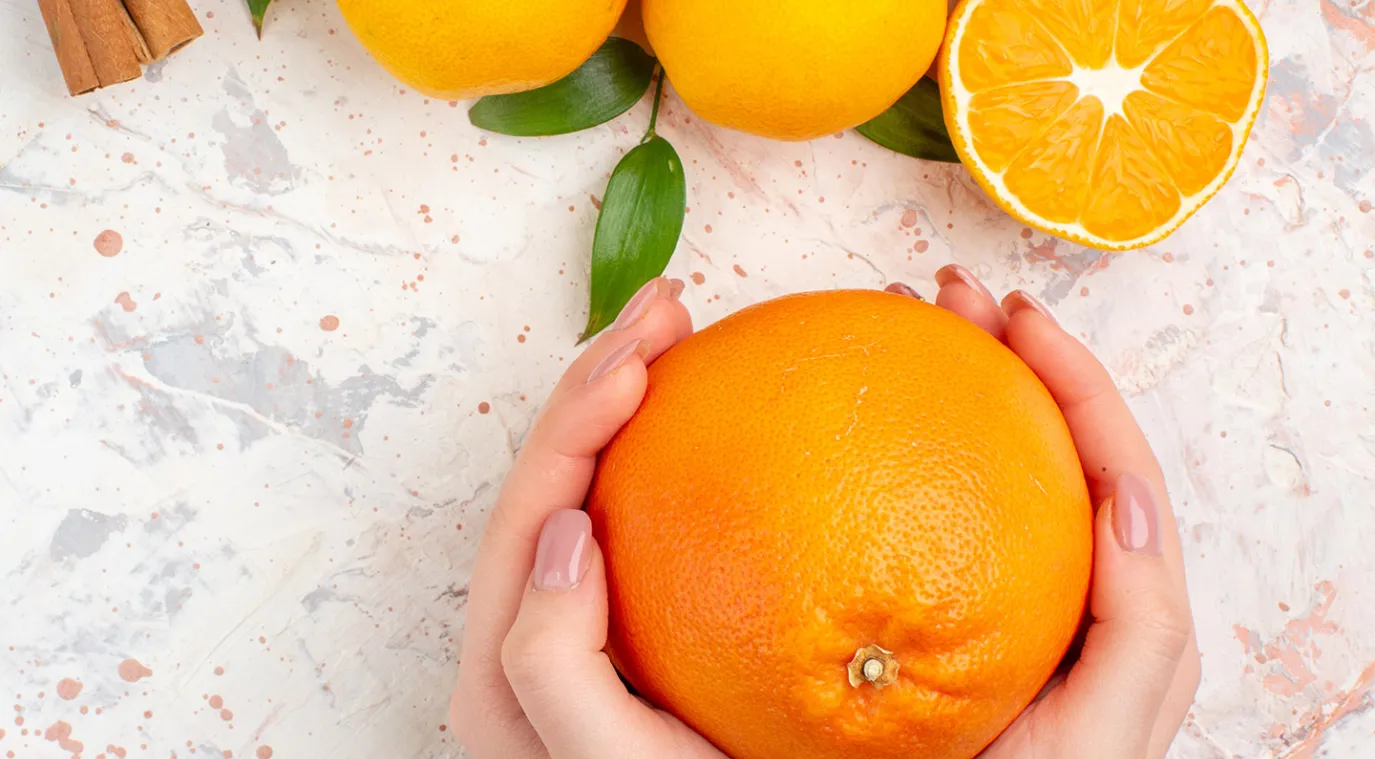 لماذا ينصح الاطباء بتناول البرتقال باستمرار؟ المصدر  Image by KamranAydinov on Freepik