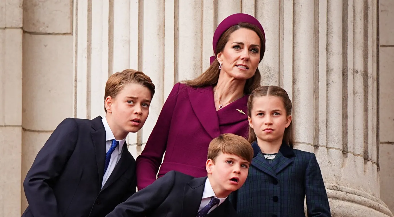 (من اليسار إلى اليمين) الأمير جورج أمير ويلز، والأمير لويس أمير ويلز، والأميرة كاثرين أميرة ويلز، والأميرة شارلوت أميرة ويلز- Aaron Chown / POOL / AFP