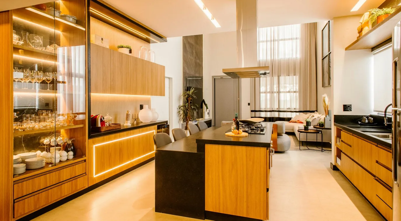 مطبخ مودرن فاخر 2026 يضم وحدات تخزين خشبية مدمجة وخزانة مؤن