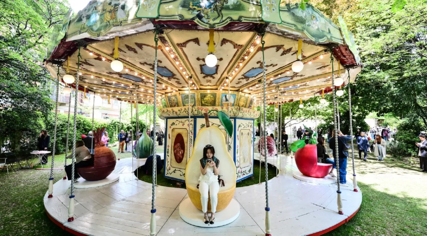 زائرة جالسة على العمل الفني الذي قامت به المصممة ليلى جوهر كجزء من فعاليات Fuorisalone 2026، عشية أسبوع ميلانو للتصميم، في ميلانو، في 22 أبريل 2026. (Photo by Stefano RELLANDINI / AFP)