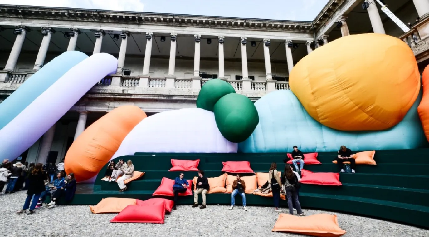 ناس يجتمعون حول تجهيز فني من تصميم ريكاردو أورتس، ضمن فعاليات معرض Fuorisalone 20خلال أسبوع ميلانو للتصميم، في ميلانو،26. (Photo by Stefano RELLANDINI / AFP)