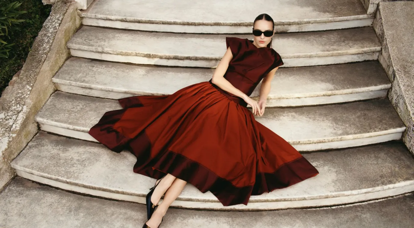  تنورة من كريستوفر جون روجرز Christopher john Rogers متوافرة لدى "أوناس"