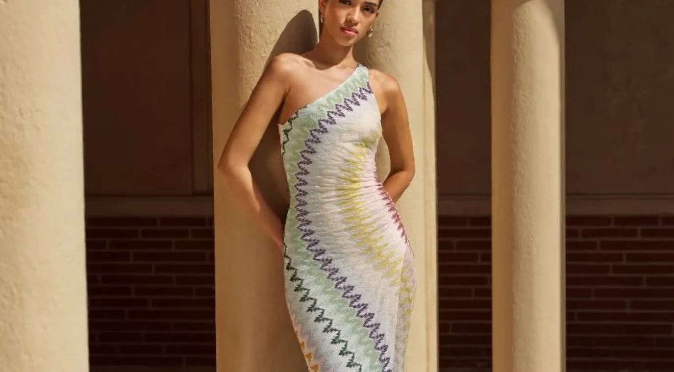 فستان محبوك من ميسوني Missoni- الصورة من العلاقات العامة لأوناس