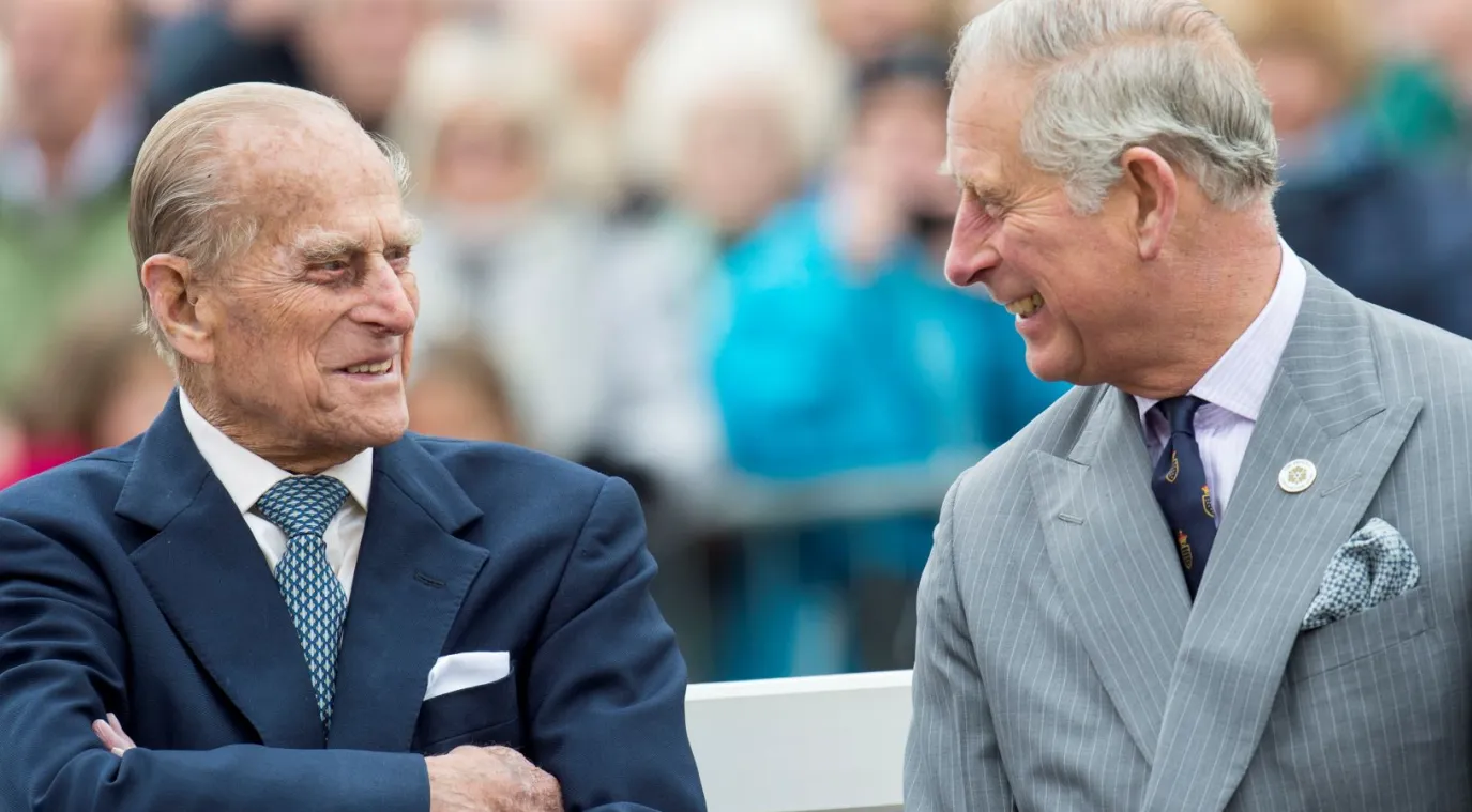 الأمير فيليب والملك تشارلز خلال زيارة إلى باوندبري، دورست ( Prince Philip and King Charles during a visit to Poundbury, Dorset). مصدر الصورة: Mark Cuthbert/UK Press via Getty Images