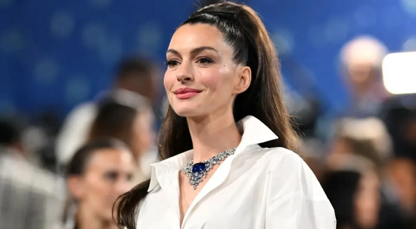 آن هاثاواي  Anne Hathaway في حفل Met Gala في متحف متروبوليتان للفنون في نيويورك- (مصدر الصورة ANGELA WEISS / AFP)