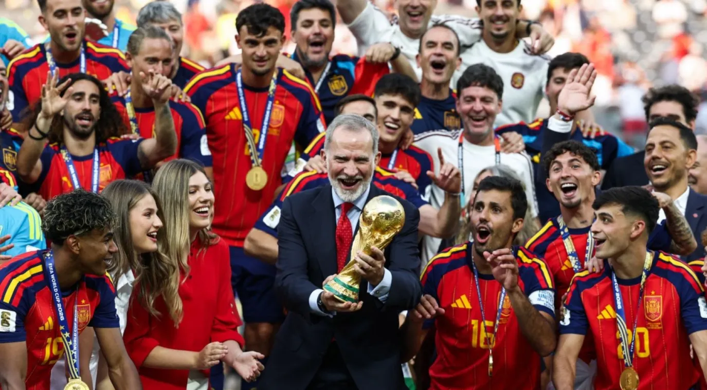 الملك فيليب السادس بجانب الأميرة إليونور والأميرة صوفيا في نهائي بطولة كأس العالم 2026. مصدر الصورة: FRANCK FIFE / AFP