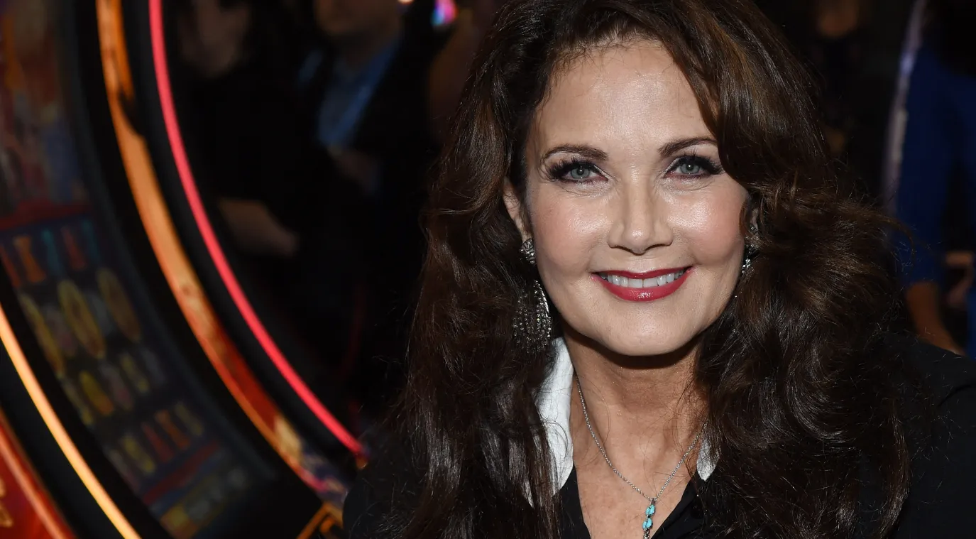 النجمة الأمريكية ليندا كارتر (Lynda Carter)، صاحبة شخصية "المرأة الخارقة" - Photo by ETHAN MILLER / GETTY IMAGES NORTH AMERICA / GETTY IMAGES VIA AFP