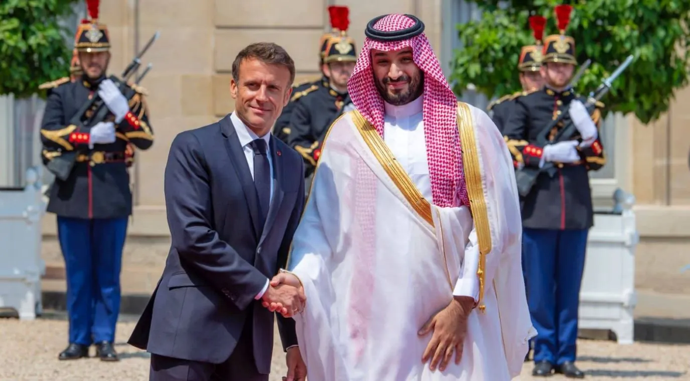 الرئيس الفرنسي إيمانويل ماكرون مستقبلاً ولي العهد السعودي الأمير محمد بن سلمان في قصر الإليزيه في باريس بتاريخ 16 يونيو 2023 - واس