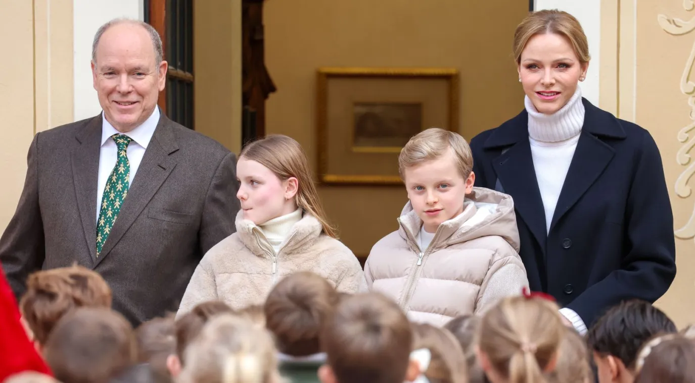 الأمير ألبرت الثاني، والأميرة غابرييلا، والأمير جاك، والأميرة شارلين في موناكو ( Prince Albert II, Princess Gabriella, Prince Jacques and Princess Charlene in Monaco). مصدر الصورة: Pascal Le Segretain/SC Pool - Corbis/Getty Images