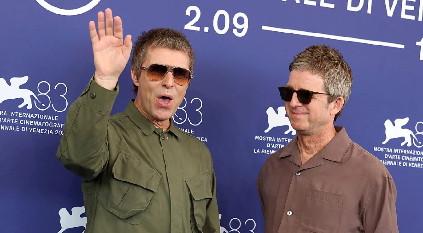 ليام غالاغر (Liam Gallagher) ونويل غالاغر (Noel Gallagher) في جلسة تصوير فيلم "Oasis: Don't Look Back in Anger" بمهرجان البندقية السينمائي عام 2026. مصدر الصورة: Elisabetta A. Villa / Getty Images