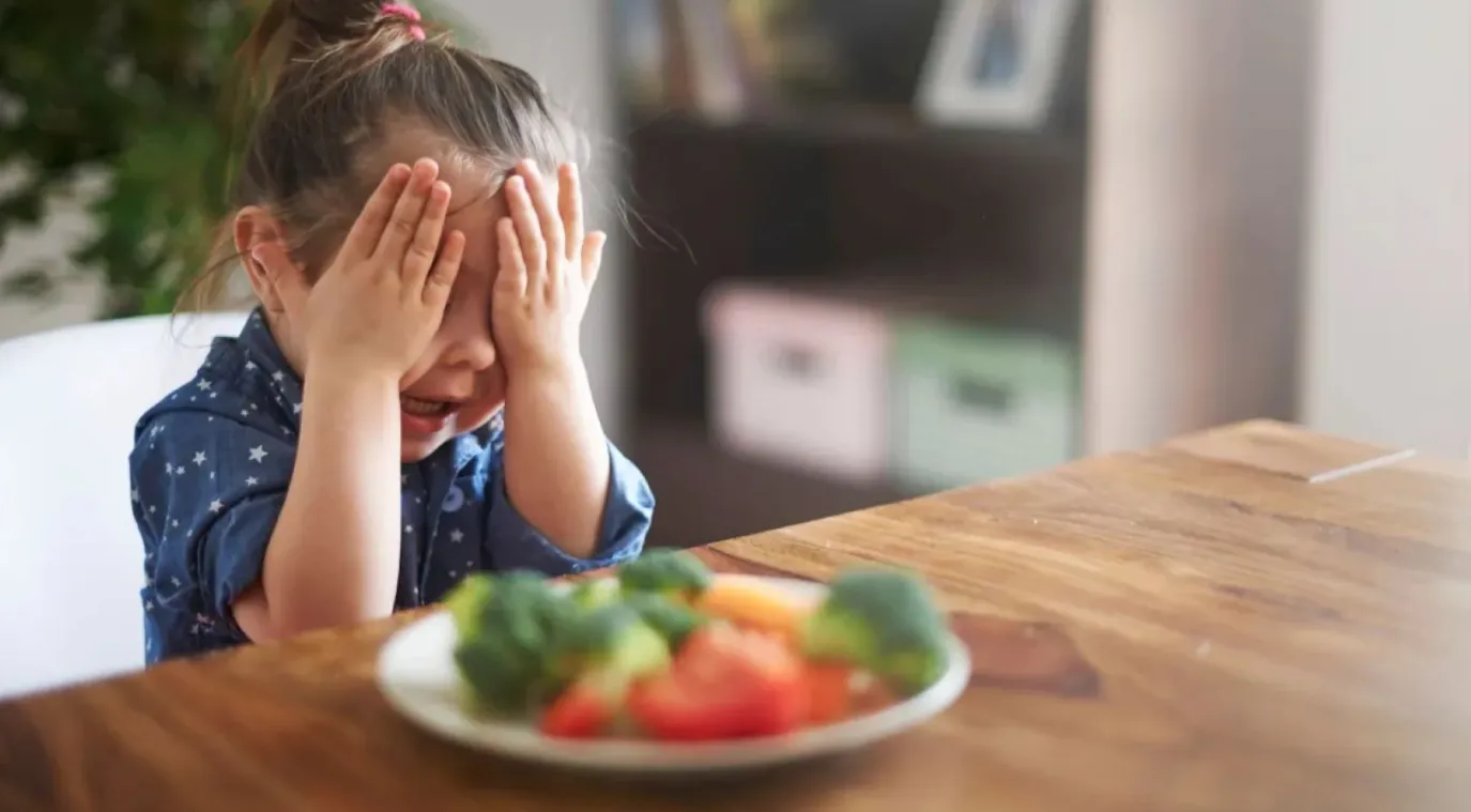صورة تعبر عن طفلة لا تحب الطعام