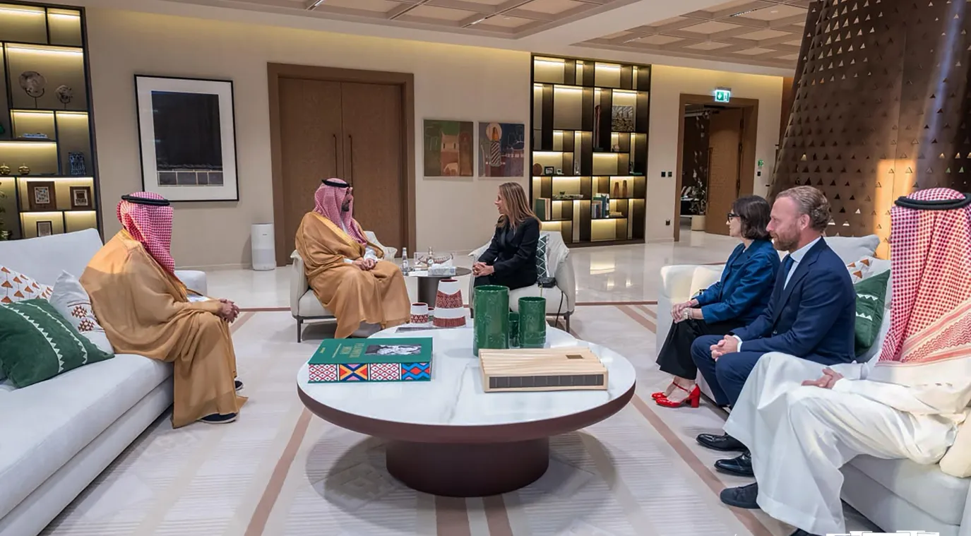 وزير الثقافة السعودي الأمير بدر بن عبد الله بن فرحان آل سعود يلتقي فريق معهد مارانجوني 