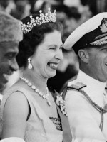 الملكة إليزابيث الثانية ترتدي مجموعة من المجوهرات المرصعة بأحجار الألماس