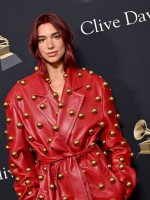 دوا ليبا في بيفرلي هيلز، كاليفورنيا (Dua Lipa in Beverly Hills, California). مصدر الصورة: Axelle/Bauer-Griffin/FilmMagic