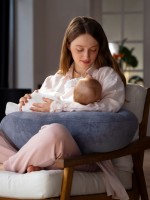 صورة لأم ترضع مولودها