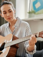 فتاة تعزف على الجيتار