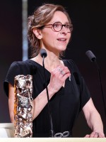 المخرجة كارين تاردو Carine Tardieu خلال تسلمها جائزة سيزار لأفضل فيلم - مصدر الصورة: THOMAS SAMSON / AFP