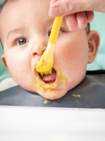 صورة طفل يأكل