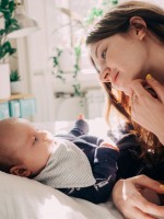 صورة أم مع مولودها