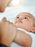 صورة أم مع طفلها