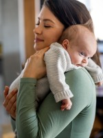 صورة أم تحمل رضيعها