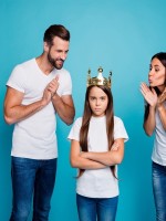 صورة تعبر عن طفلة مدللة