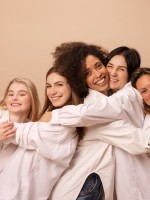 أفكار للاحتفال بيوم المرأة العالمي بطرق ملهمة ومميزة - الصورة من موقع freepik