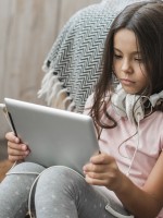 صورة لمراهقة منجذبة للإنترنت